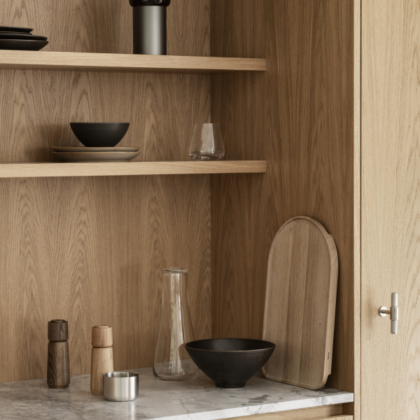 Stylische Holzböden mit minimalistischem Geschirr und Dekor in einer modernen Kücheneinrichtung.