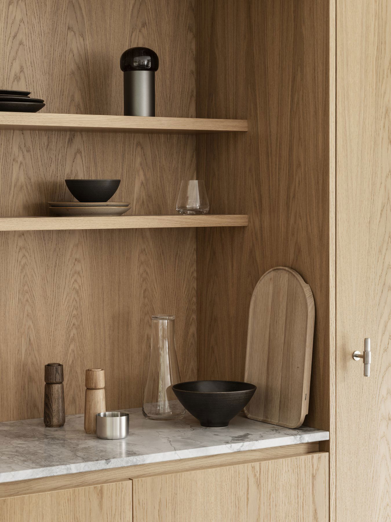 Stylische Holzböden mit minimalistischem Geschirr und Dekor in einer modernen Kücheneinrichtung.