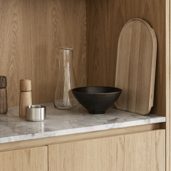 Elegante Küchensregalpräsentation mit Naturholz, Marmor und minimalistischem Geschirr.