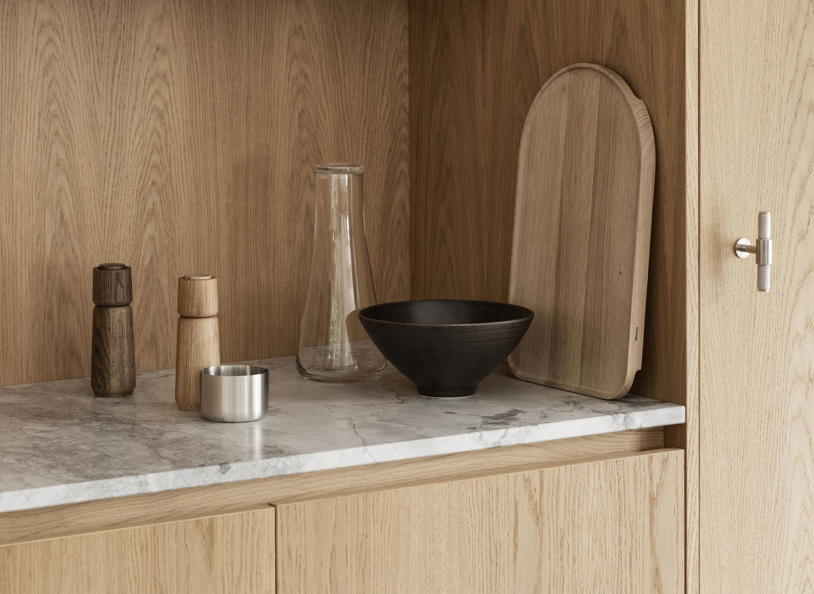 Elegante Küchensregalpräsentation mit Naturholz, Marmor und minimalistischem Geschirr.