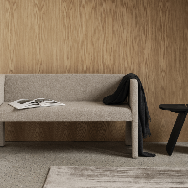 Stylisches minimalistisches Wohnzimmer mit einem beigen Sofa und einer Holzakzentwand.