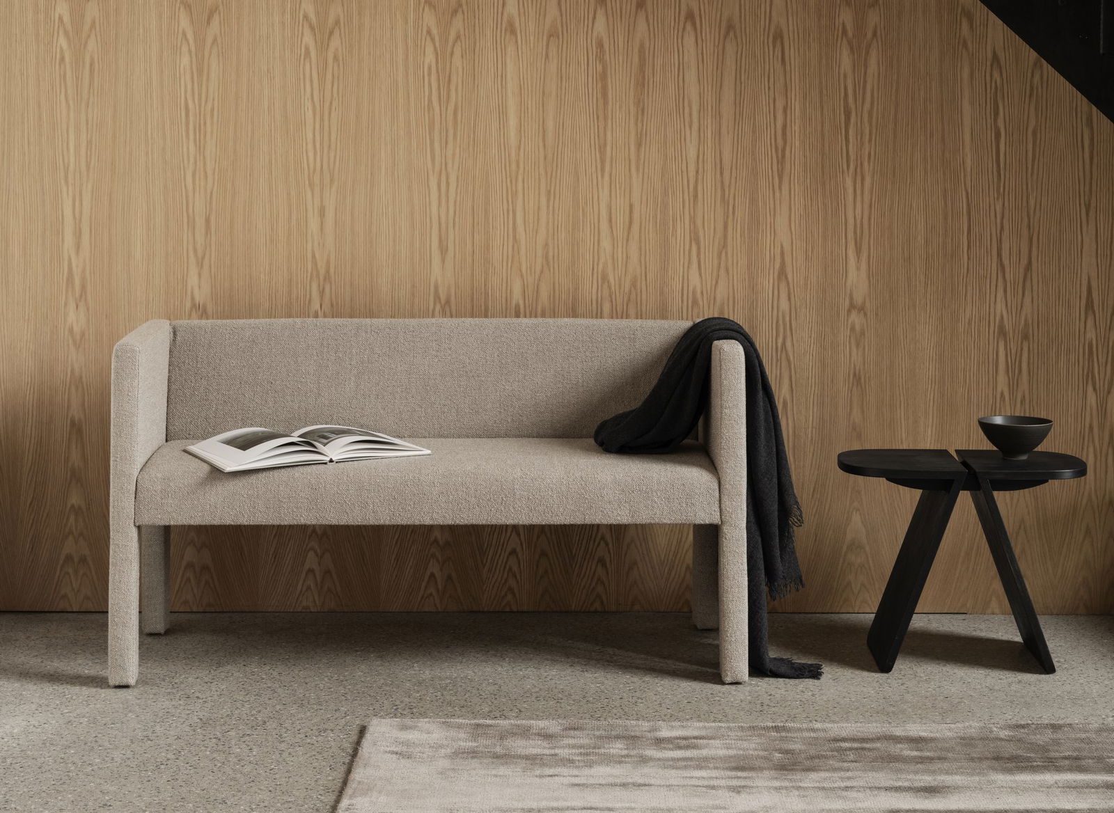 Stylisches minimalistisches Wohnzimmer mit einem beigen Sofa und einer Holzakzentwand.
