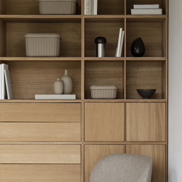 Moderne Holzregale mit dekorativen Gegenständen und Aufbewahrungskörben in einem stilvollen Interieur.