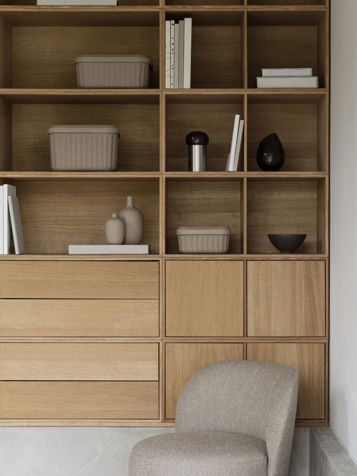 Moderne Holzregale mit dekorativen Gegenständen und Aufbewahrungskörben in einem stilvollen Interieur.