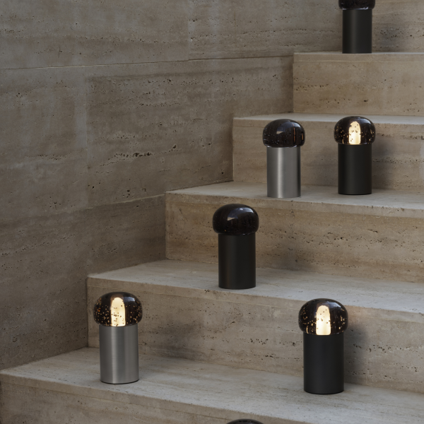 Stilvolle moderne Lampen in unterschiedlichen Höhen auf eleganten Steinstufen für zeitgemäße Dekoration.