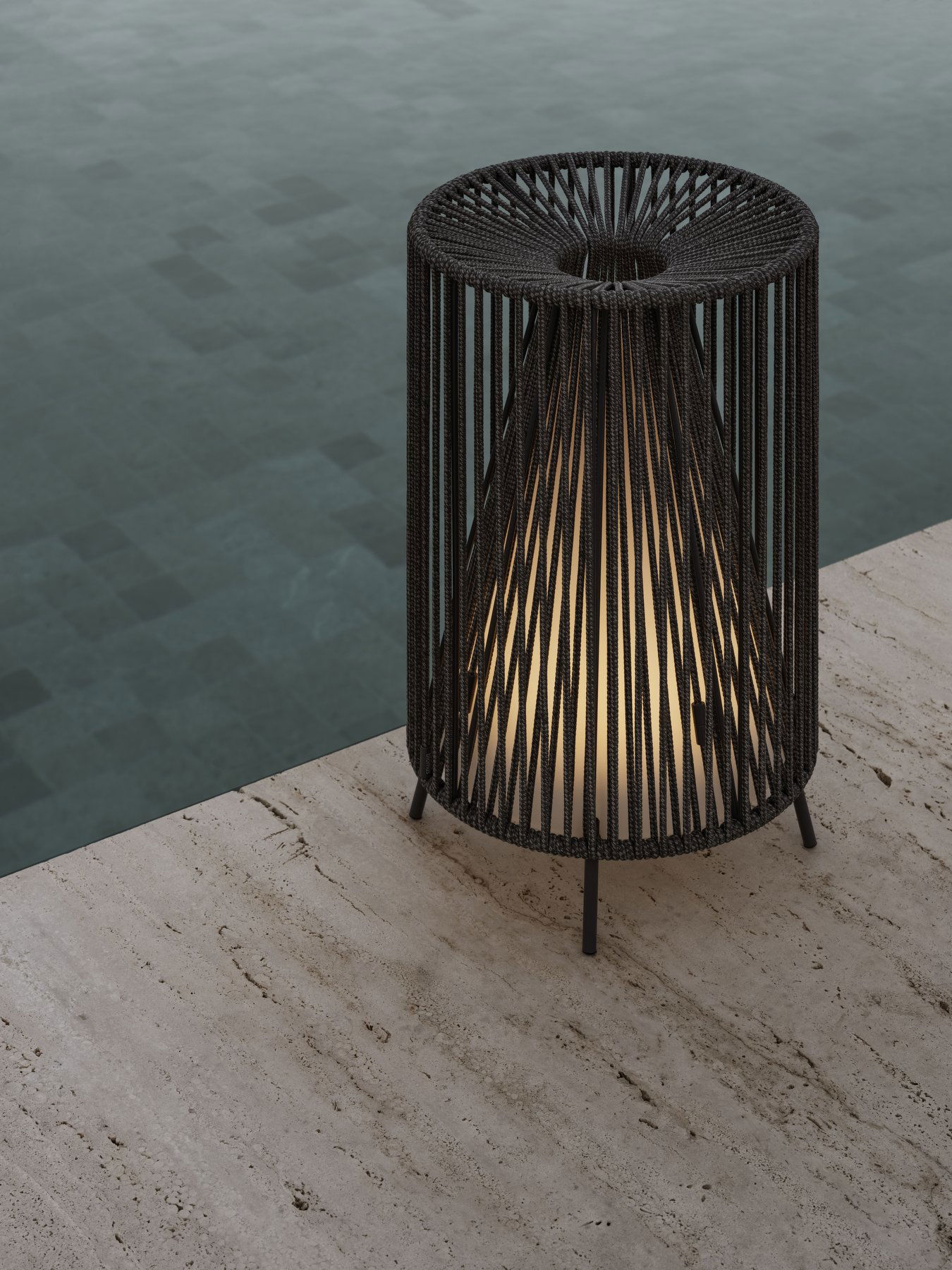 Stylische schwarze geflochtene Lampe neben einem ruhigen Pool, die die Außenatmosphäre verbessert.