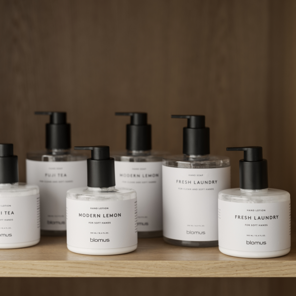 Set von Handcremes mit stilvollen Etiketten auf einem Holzregal.