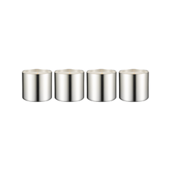 Stilvolle silberne Kerzenhalter aufgereiht, perfekt für moderne Wohnkultur.