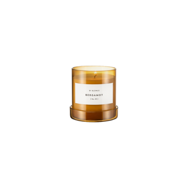 Bergamot-Duftkerze in einem bernsteinfarbenen Glasbehälter für eine beruhigende Atmosphäre.