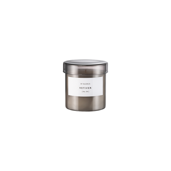Elegante Kerze mit Vetiver-Duft in einem modernen Glasgefäß für eine beruhigende Atmosphäre.