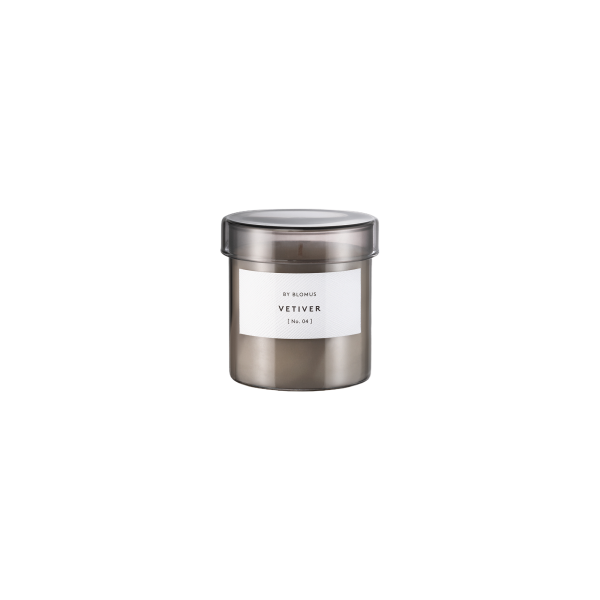 Elegante Kerze mit Vetiver-Duft in einem modernen Glasgefäß für eine beruhigende Atmosphäre.