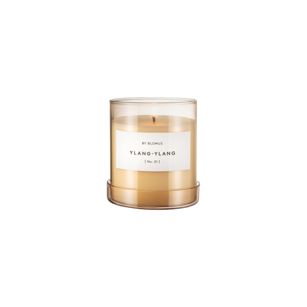 Ylang-Ylang Duftkerze in einem Glasbehälter für eine beruhigende Atmosphäre.