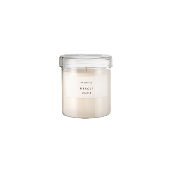 Weißes Neroli-Duftkerze in einem klaren Glasbehälter von Blomus.