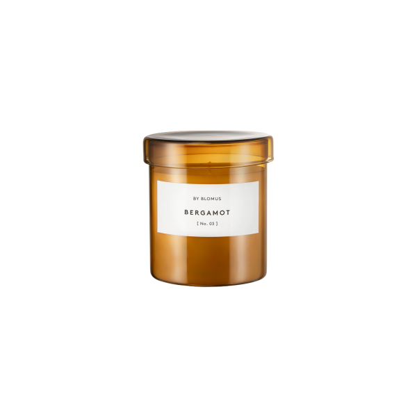 Bernsteinfarbener Glaskerzenbehälter mit dem Etikett "Bergamot" von Blomus, der ein modernes und elegantes Design zeigt.