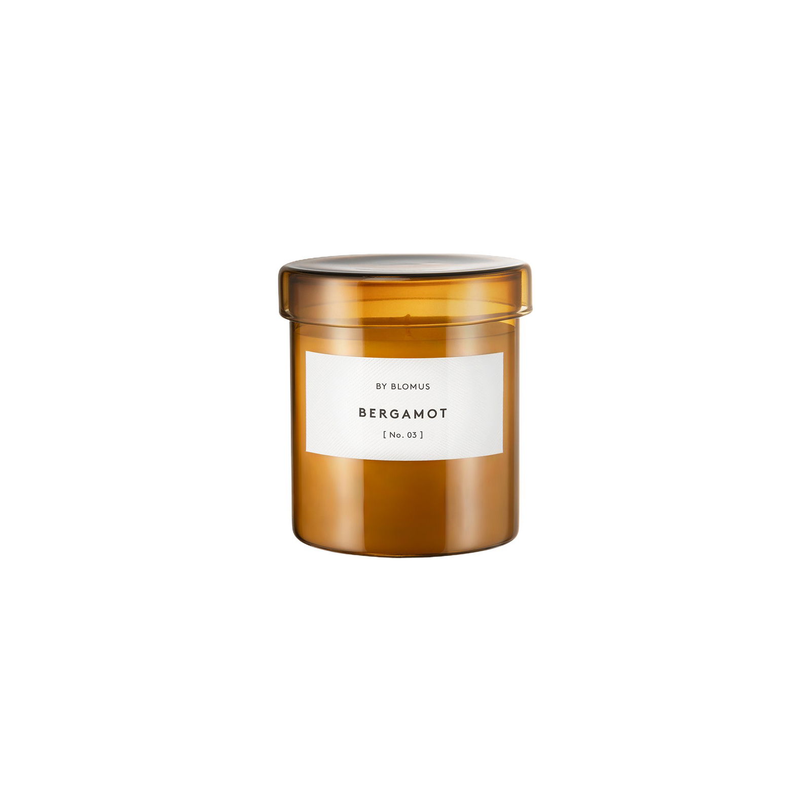 Bernsteinfarbener Glaskerzenbehälter mit dem Etikett "Bergamot" von Blomus, der ein modernes und elegantes Design zeigt.