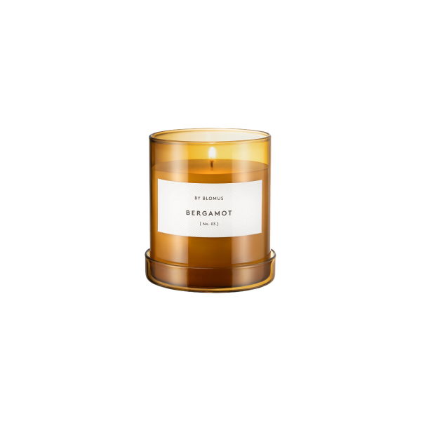Bergamot Duftkerze von Blomus in einem eleganten Behälter aus amberfarbenem Glas.