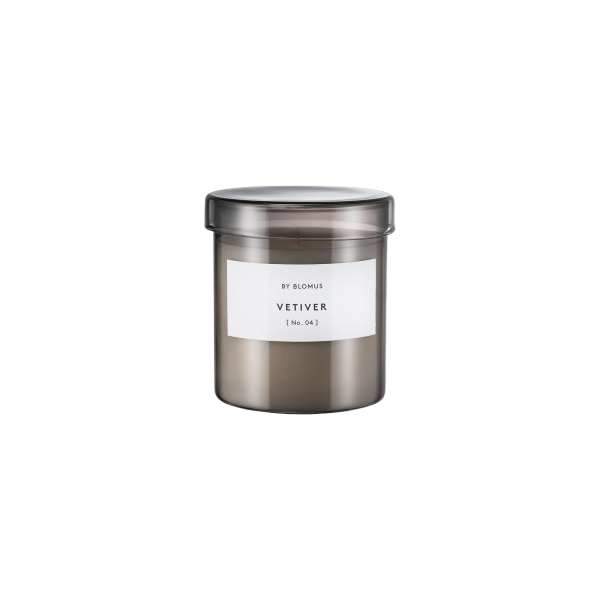 "Vetiver-Duftkerze in einem eleganten Glas von Blomus für eine beruhigende Wohnatmosphäre."