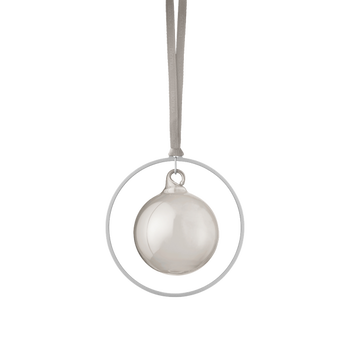 Elegantes silbernes Ornament, das in einem runden Rahmen hängt, perfekt für Weihnachtsdekorationen.