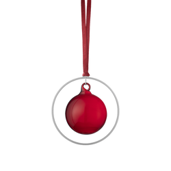 Rote Weihnachtsbaumkugel, die in einem silbernen Ring mit einem Satinband hängt.