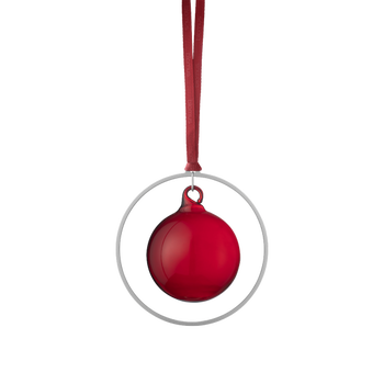 Rote Weihnachtsbaumkugel, die in einem silbernen Ring mit einem Satinband hängt.