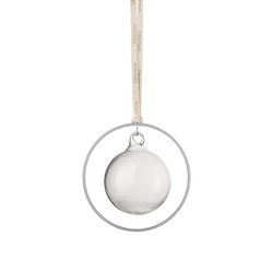 Minimalistische Glasornamente, die in einem kreisförmigen silbernen Ring mit einem weichen Band hängen.