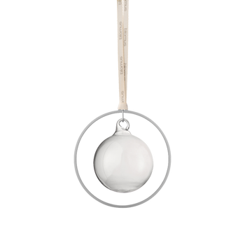 Minimalistische Glasornamente, die in einem kreisförmigen silbernen Ring mit einem weichen Band hängen.