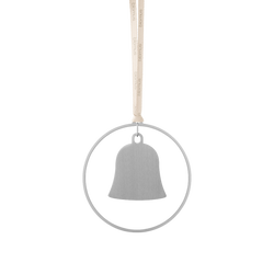 Silberner Glockenschmuck, der in einem runden Rahmen mit einem Band hängt.