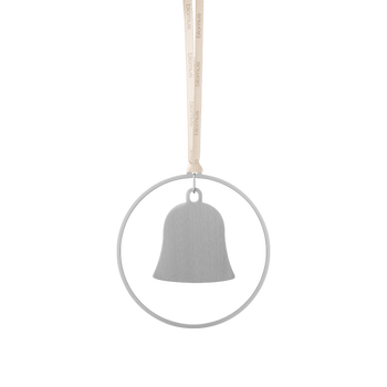 Silberner Glockenschmuck, der in einem runden Rahmen mit einem Band hängt.