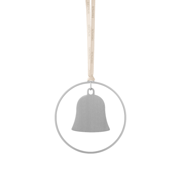 Silberner Glockenschmuck, der in einem runden Rahmen mit einem Band hängt.