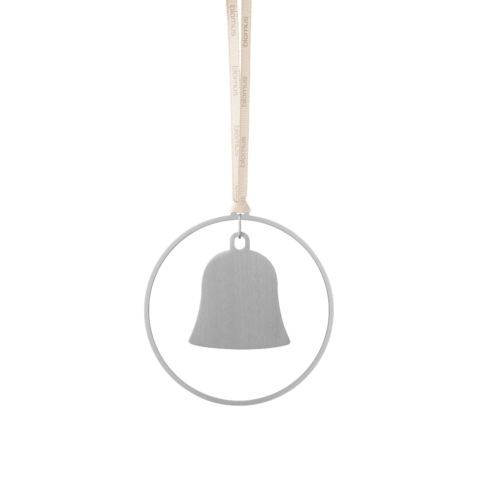 Silberner Glockenschmuck, der in einem runden Rahmen mit einem Band hängt.