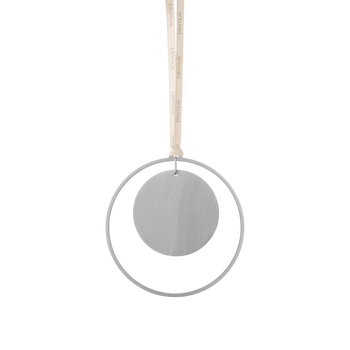 Eleganter silberner Anhänger mit kreisförmigem Design und Band für einen modernen Schmuckstil.