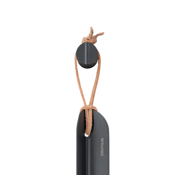 Stilvoller schwarzer Flaschenöffner mit Lederband von Blomus.