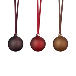 Drei dekorative Kugeln in Dunkelviolett, Rot und Bronze, die an Bändern hängen.