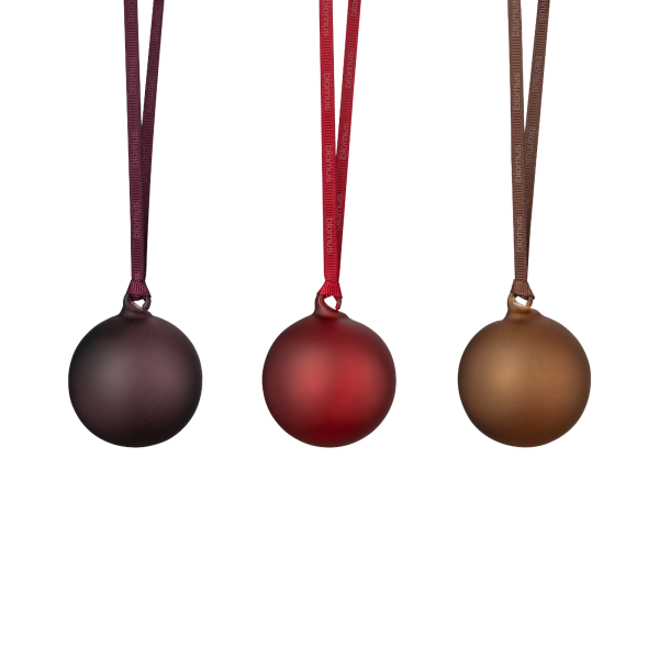 Drei dekorative Kugeln in Dunkelviolett, Rot und Bronze, die an Bändern hängen.