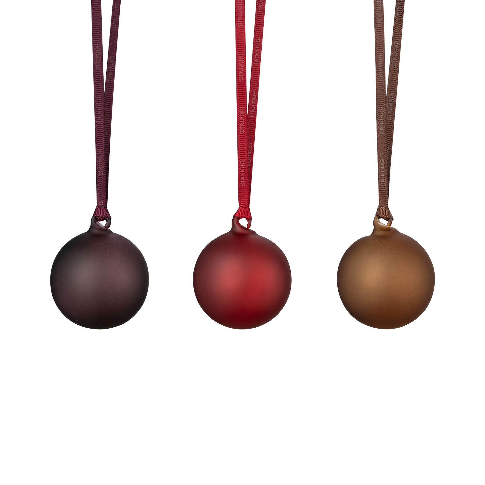 Drei dekorative Kugeln in Dunkelviolett, Rot und Bronze, die an Bändern hängen.