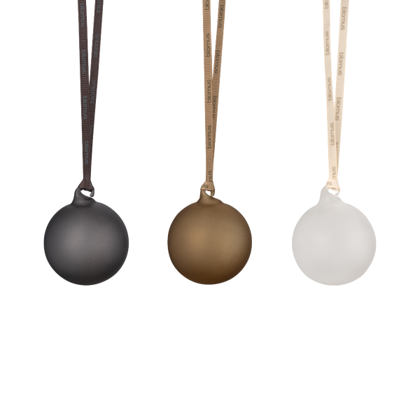 Drei dekorative hängende Ornamente in Schwarz, Braun und Weiß mit eleganten Bändern.