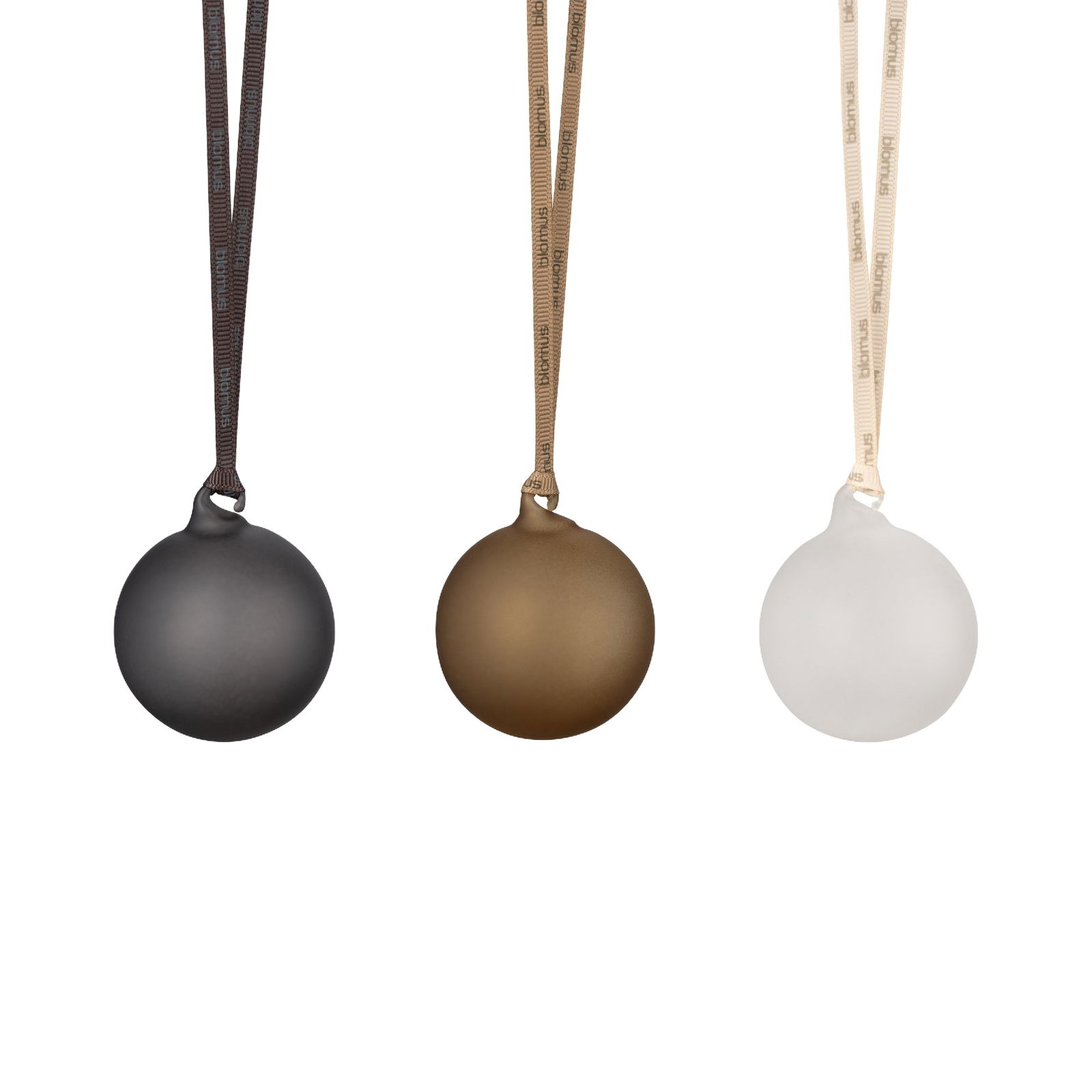 Drei dekorative hängende Ornamente in Schwarz, Braun und Weiß mit eleganten Bändern.