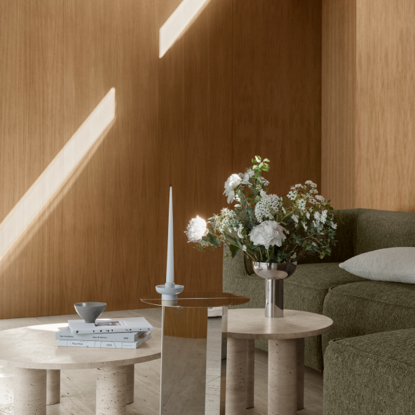 Gemütliches Wohnzimmer mit moderner Möbeln, einer Blumenarrangement und warmen Holz Akzenten.