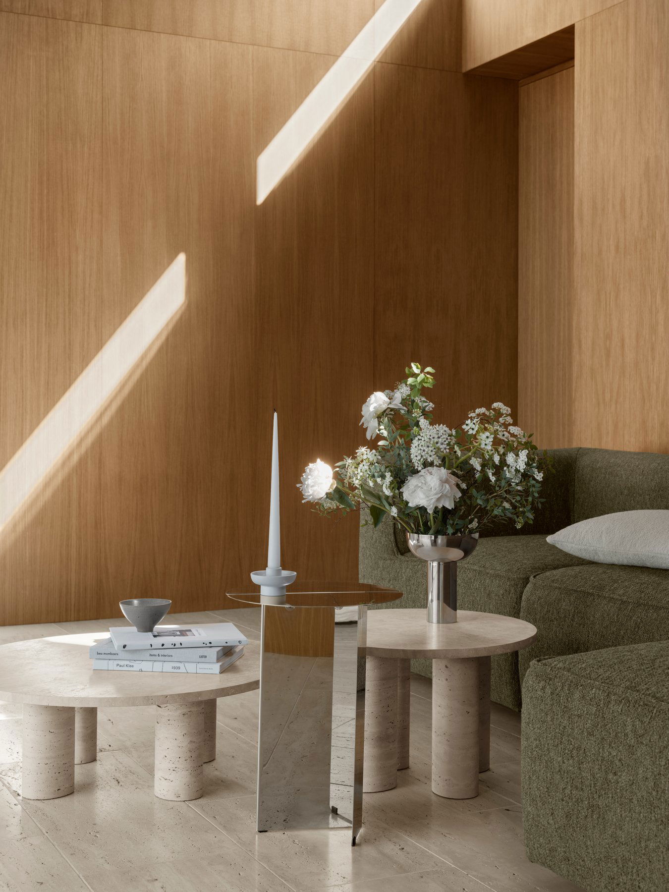 Gemütliches Wohnzimmer mit moderner Möbeln, einer Blumenarrangement und warmen Holz Akzenten.