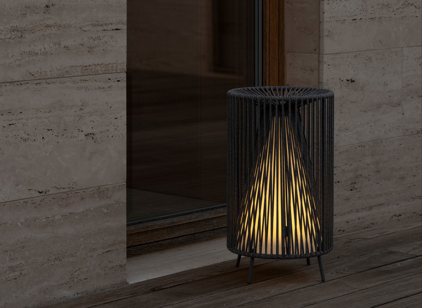 Moderne schwarze Lampe mit dekorativem Design, die einen gemütlichen Außenbereich beleuchtet.