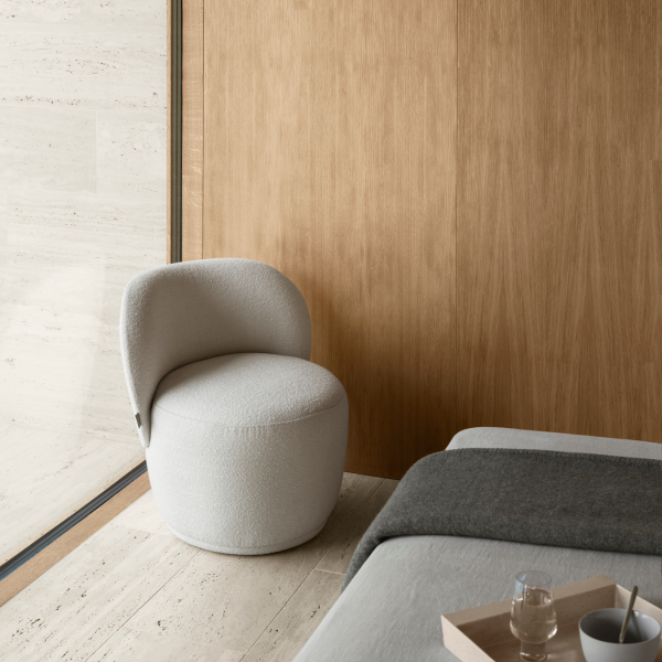 Gemütlicher, moderner Stuhl in einem minimalistischen Raum mit Holzwand und sanfter Beleuchtung.