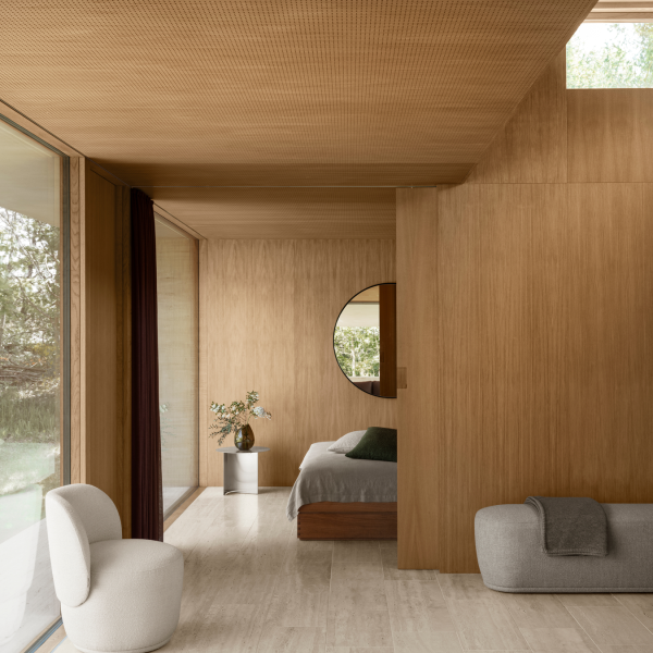 Moderner Schlafzimmerinnenraum mit Holzelementen und stylischer Möbeln, durchflutet mit natürlichem Licht.