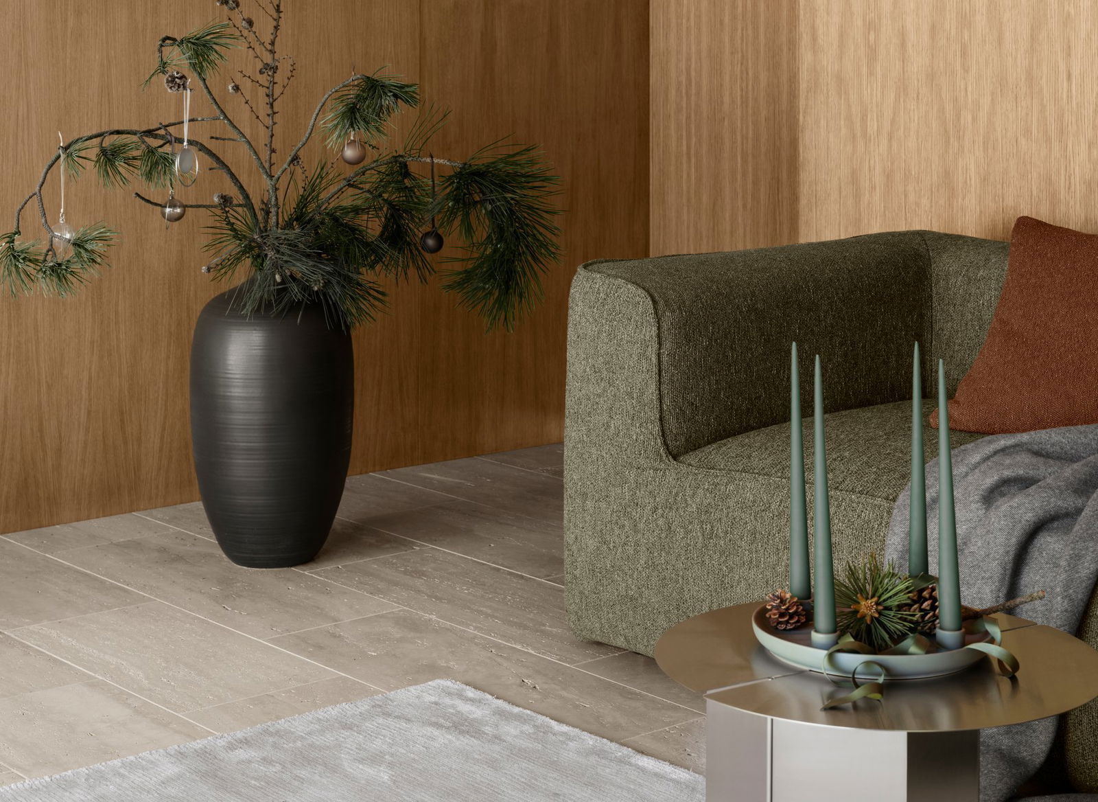 Stilvolles Wohnzimmer mit einem grünen Sofa, saisonaler Dekoration und einem modernen Holz-Hintergrund.