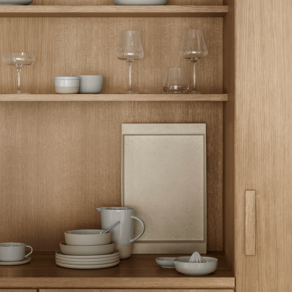 Minimalistische Kücheregale, die elegantes Geschirr und Glaswaren vor einem Holz-Hintergrund präsentieren.