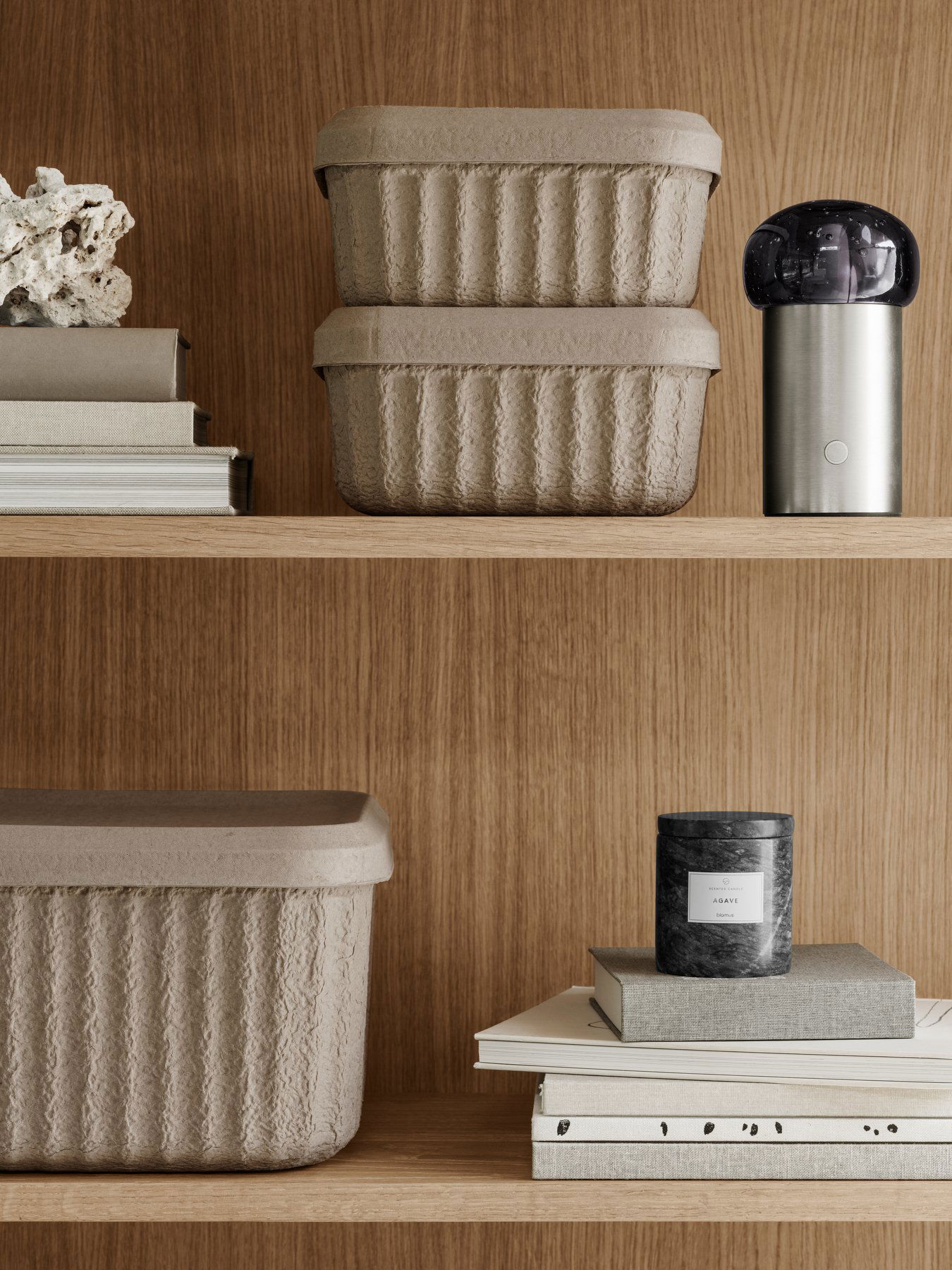 Moderne Wohnkultur mit strukturierten Aufbewahrungsboxen, einem eleganten Diffusor und einer duftenden Kerze.