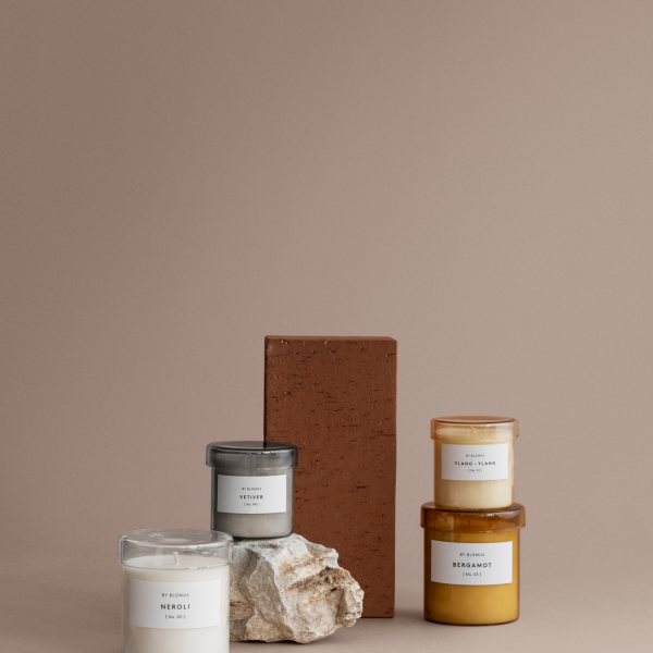 Elegante Duftkerzen in Gläsern mit einem minimalistischen Design vor einem sanften Hintergrund.