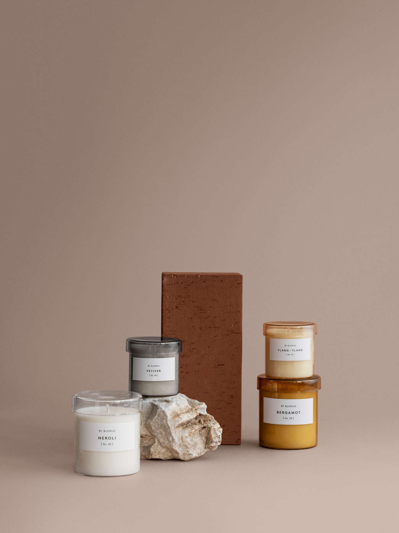 Elegante Duftkerzen in Gläsern mit einem minimalistischen Design vor einem sanften Hintergrund.