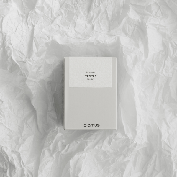 Elegante Blomus Vetiver-Verpackung auf strukturiertem weißen Papierhintergrund.