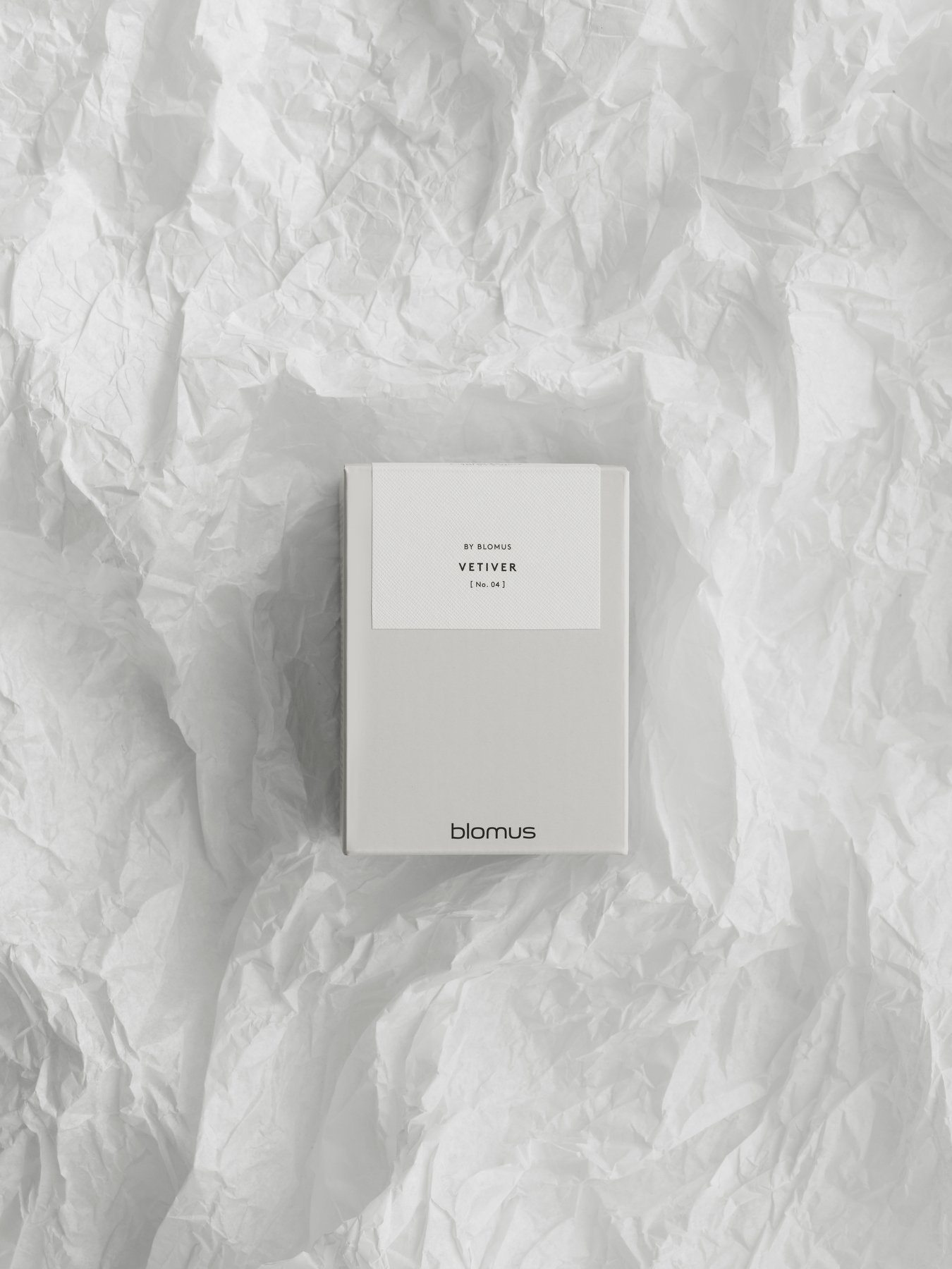 Elegante Blomus Vetiver-Verpackung auf strukturiertem weißen Papierhintergrund.