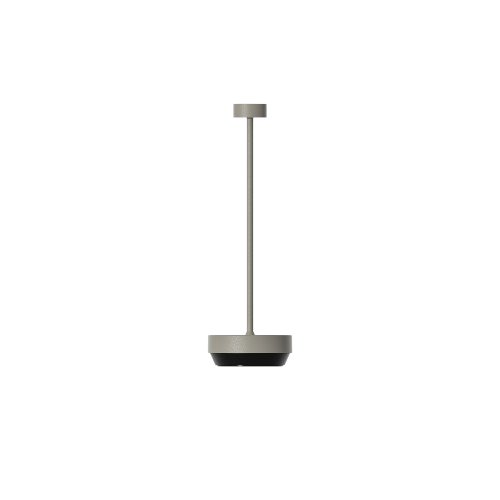 Stilvolle moderne Lampe mit schlankem Design und schlanker schwarzer Basis.